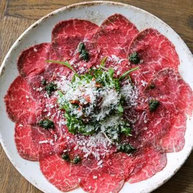 Карпаччо из говядины с соусом песто